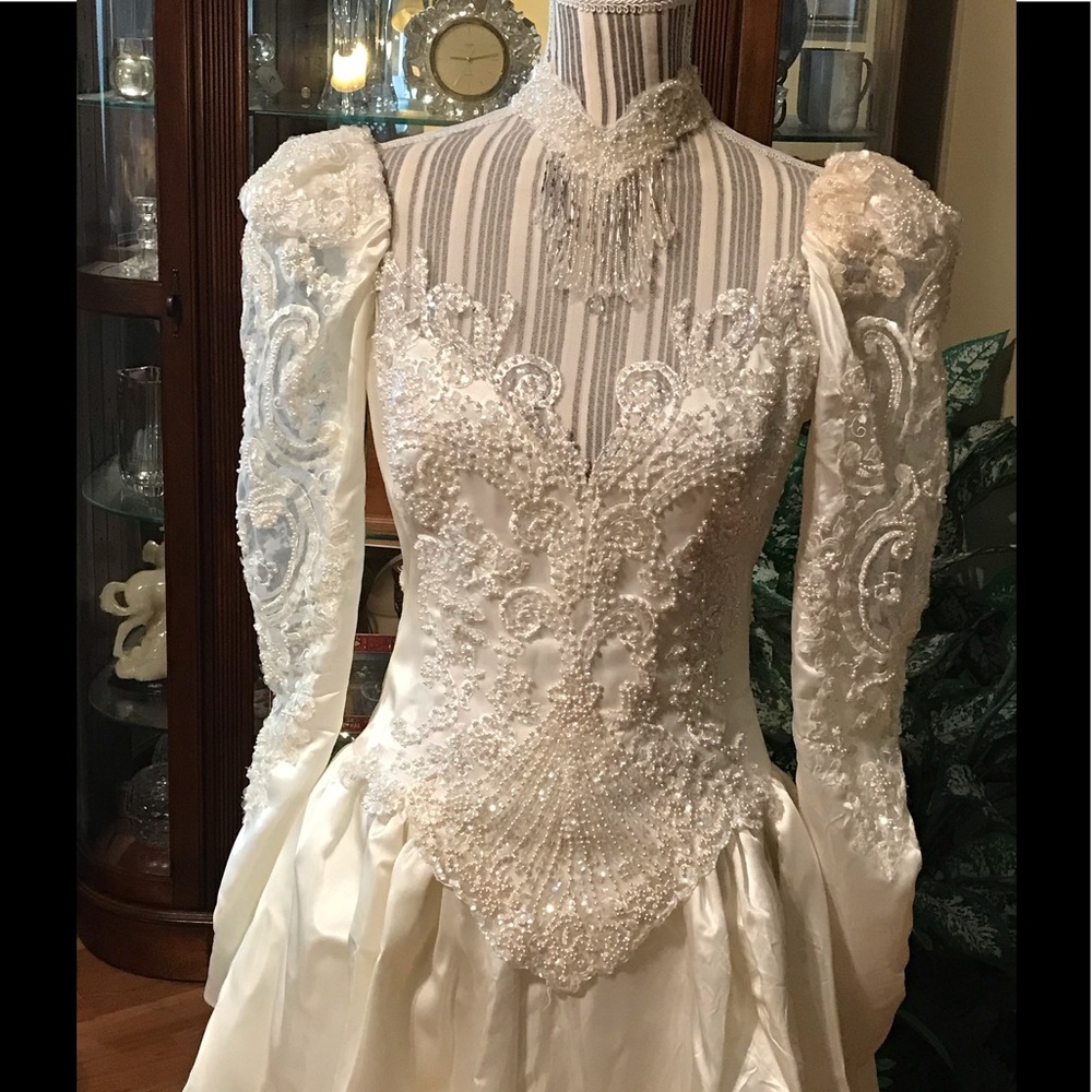 Beautiful Vintage white wedding dress/veil